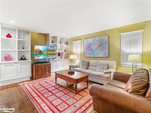 21 Brian Road, Bracebridge, ON - Indoor Photo Showing Living Room