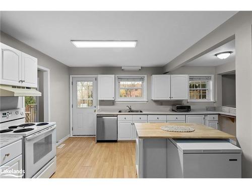 49 North Street E, Orillia, ON - Indoor Photo Showing Kitchen With Double Sink