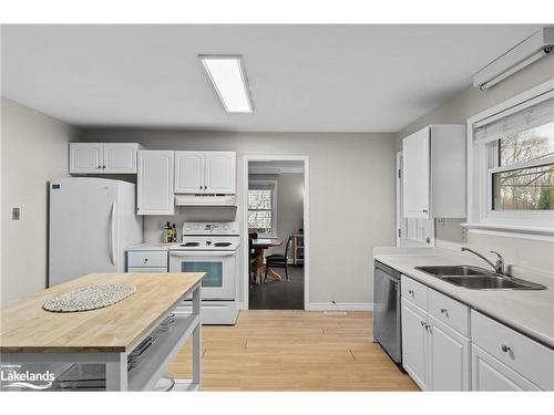 49 North Street E, Orillia, ON - Indoor Photo Showing Kitchen With Double Sink