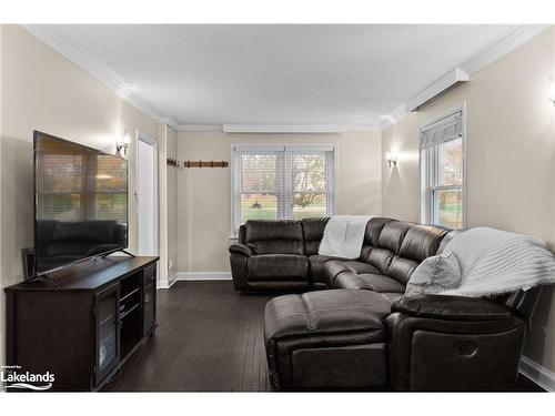 49 North Street E, Orillia, ON - Indoor Photo Showing Living Room