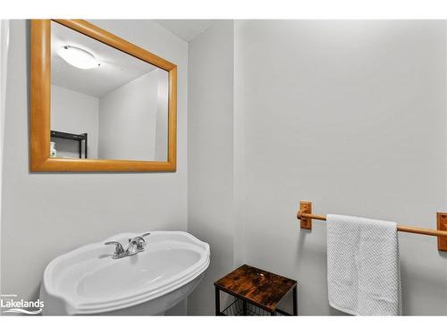 49 North Street E, Orillia, ON - Indoor Photo Showing Bathroom