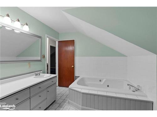 49 North Street E, Orillia, ON - Indoor Photo Showing Bathroom