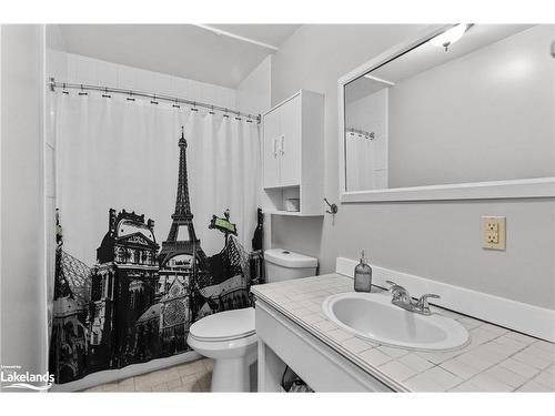 49 North Street E, Orillia, ON - Indoor Photo Showing Bathroom