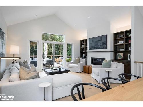 110 Mary Street, Collingwood, ON - Indoor Photo Showing Living Room