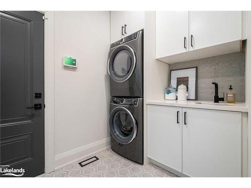 110 Mary Street, Collingwood, ON - Indoor Photo Showing Laundry Room