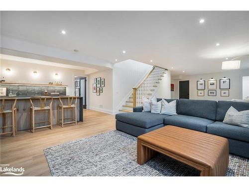 110 Mary Street, Collingwood, ON - Indoor Photo Showing Living Room