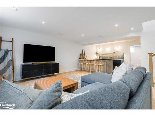 110 Mary Street, Collingwood, ON - Indoor Photo Showing Living Room