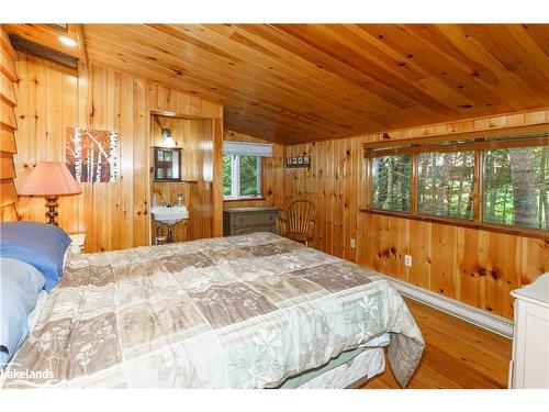 202 Lynx Drive, Kearney, ON - Indoor Photo Showing Bedroom