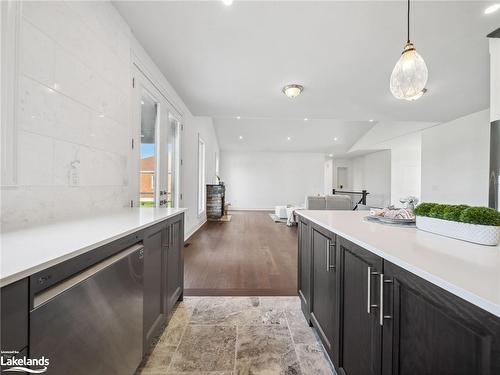 24 Keyzer Drive, Oro-Medonte, ON - Indoor Photo Showing Kitchen