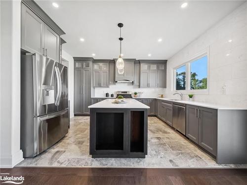 24 Keyzer Drive, Oro-Medonte, ON - Indoor Photo Showing Kitchen With Double Sink With Upgraded Kitchen