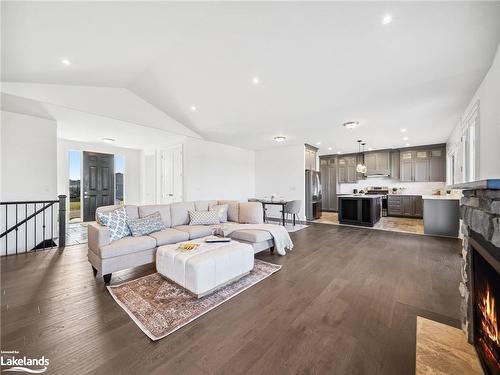 24 Keyzer Drive, Oro-Medonte, ON - Indoor Photo Showing Living Room