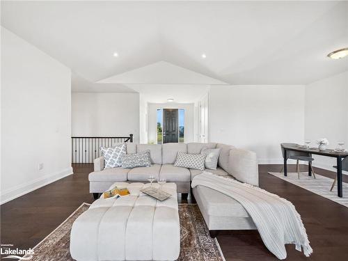 24 Keyzer Drive, Oro-Medonte, ON - Indoor Photo Showing Living Room