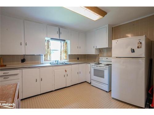 2319 Loop Road, Wilberforce, ON - Indoor Photo Showing Kitchen With Double Sink