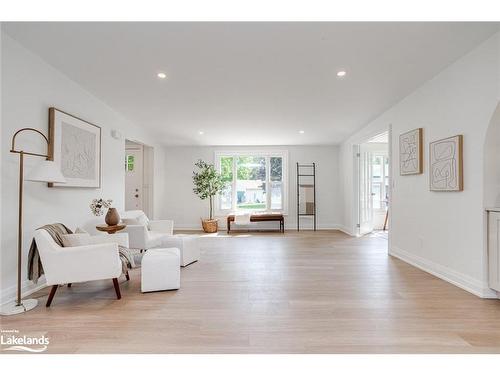 44 Wilmot Trail, Newcastle, ON - Indoor Photo Showing Living Room With Fireplace