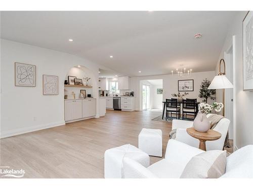 44 Wilmot Trail, Newcastle, ON - Indoor Photo Showing Living Room