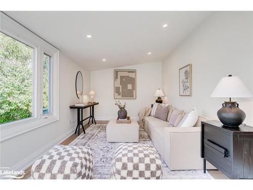 44 Wilmot Trail, Newcastle, ON - Indoor Photo Showing Living Room