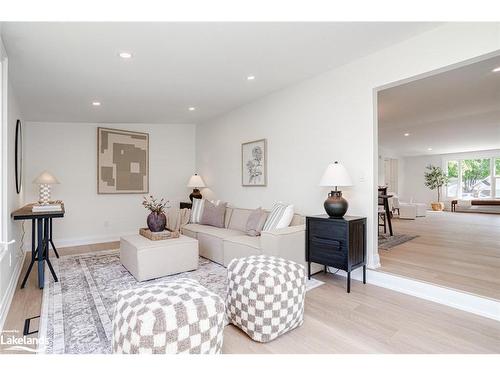 44 Wilmot Trail, Newcastle, ON - Indoor Photo Showing Living Room