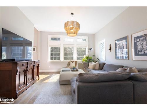 9840 Beachwood Road, Collingwood, ON - Indoor Photo Showing Living Room