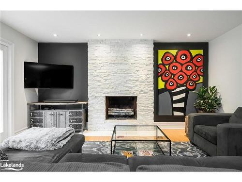 3 Burnside Court, Collingwood, ON - Indoor Photo Showing Living Room With Fireplace