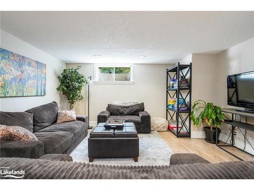 3 Burnside Court, Collingwood, ON - Indoor Photo Showing Living Room