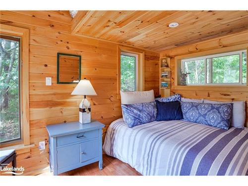 1079 Fire Route 11 E, Gravenhurst, ON - Indoor Photo Showing Bedroom