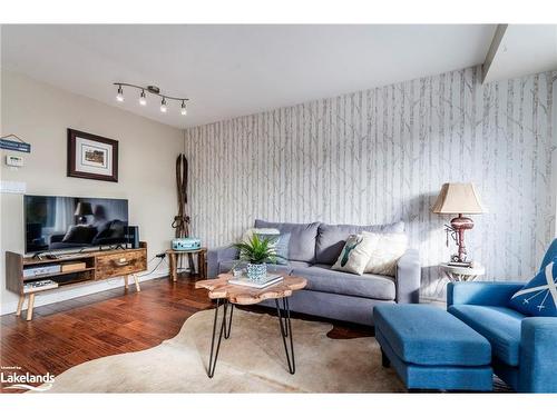 27 Turner Drive, Huntsville, ON - Indoor Photo Showing Living Room