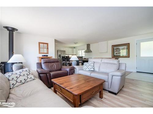 1020 Frau Lane, Bracebridge, ON - Indoor Photo Showing Living Room