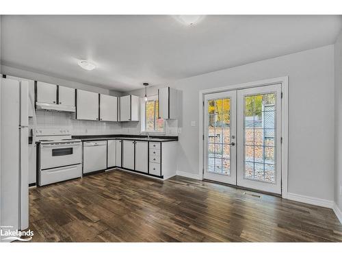 807 Birchwood Drive, Midland, ON - Indoor Photo Showing Kitchen