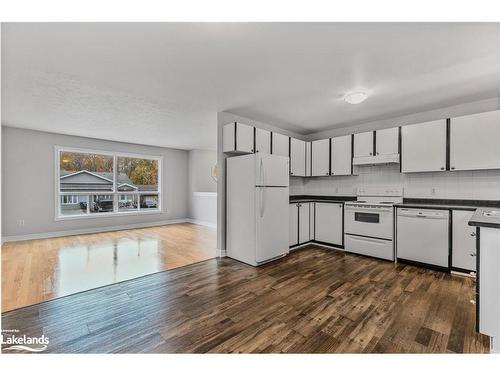 807 Birchwood Drive, Midland, ON - Indoor Photo Showing Kitchen