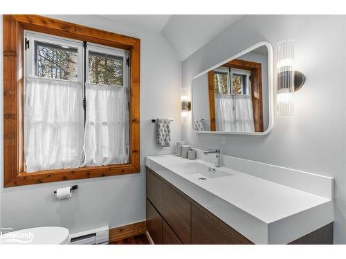 51 South Road, Glen Huron, ON - Indoor Photo Showing Bathroom