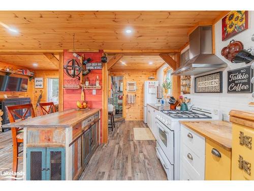 15-16-93 Rye Road, South River, ON - Indoor Photo Showing Kitchen