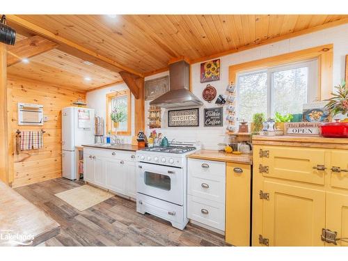 15-16-93 Rye Road, South River, ON - Indoor Photo Showing Kitchen