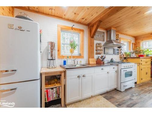 15-16-93 Rye Road, South River, ON - Indoor Photo Showing Kitchen