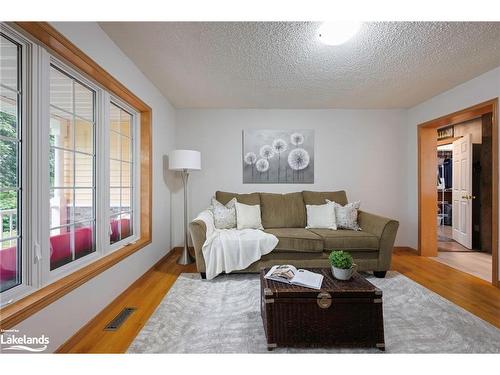 254304 9Th Line, Amaranth, ON - Indoor Photo Showing Living Room