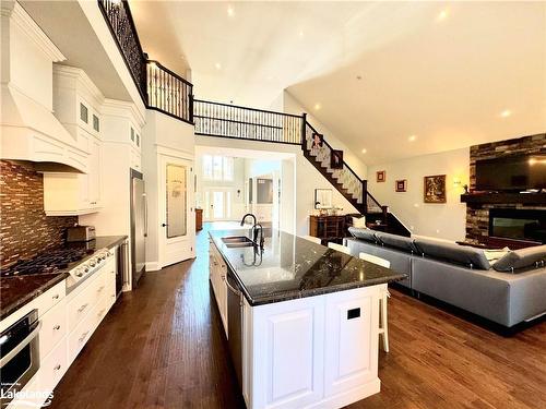 319 Henderson Road, Burlington, ON - Indoor Photo Showing Kitchen With Double Sink With Upgraded Kitchen