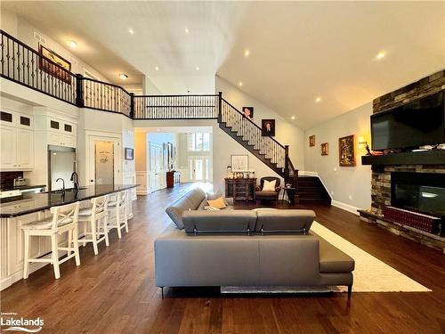 319 Henderson Road, Burlington, ON - Indoor Photo Showing Living Room