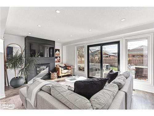 26 Highlands Crescent, Collingwood, ON - Indoor Photo Showing Living Room With Fireplace