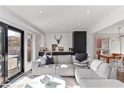 26 Highlands Crescent, Collingwood, ON - Indoor Photo Showing Living Room