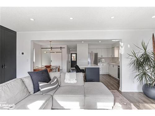 26 Highlands Crescent, Collingwood, ON - Indoor Photo Showing Living Room