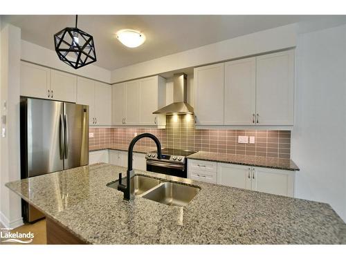 17 Eberhardt Drive, Wasaga Beach, ON - Indoor Photo Showing Kitchen With Stainless Steel Kitchen With Double Sink With Upgraded Kitchen