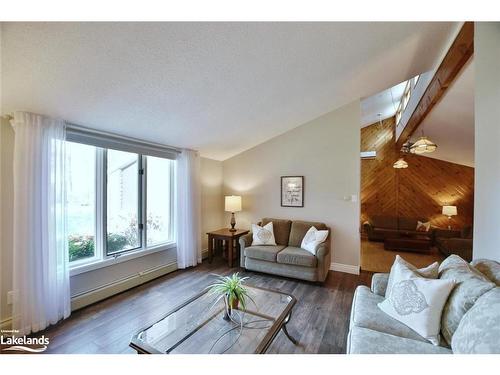 39 Trillium Court, Wasaga Beach, ON - Indoor Photo Showing Living Room