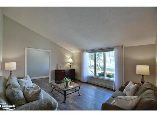 39 Trillium Court, Wasaga Beach, ON - Indoor Photo Showing Living Room