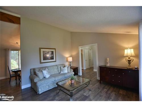 39 Trillium Court, Wasaga Beach, ON - Indoor Photo Showing Living Room