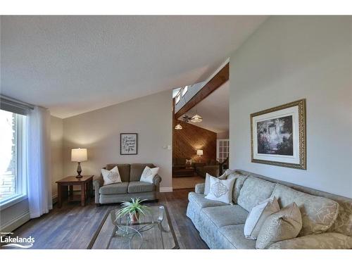 39 Trillium Court, Wasaga Beach, ON - Indoor Photo Showing Living Room