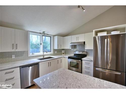 39 Trillium Court, Wasaga Beach, ON - Indoor Photo Showing Kitchen