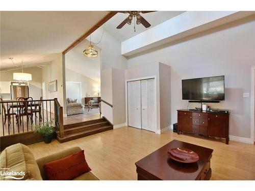 39 Trillium Court, Wasaga Beach, ON - Indoor Photo Showing Living Room