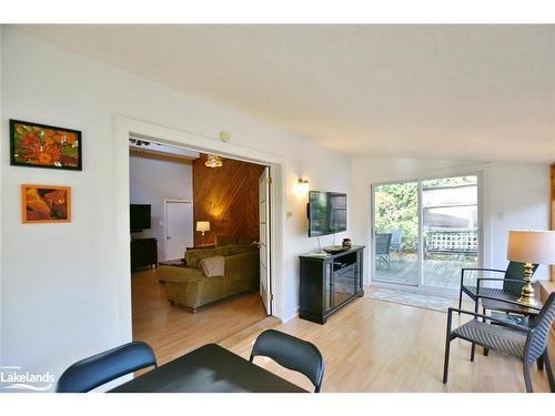 39 Trillium Court, Wasaga Beach, ON - Indoor Photo Showing Living Room