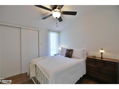 39 Trillium Court, Wasaga Beach, ON - Indoor Photo Showing Bedroom