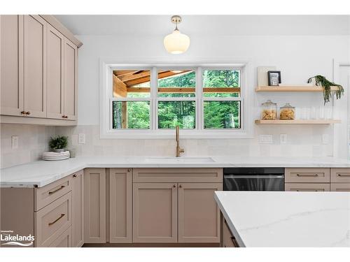 710 Domtar Road, Utterson, ON - Indoor Photo Showing Kitchen