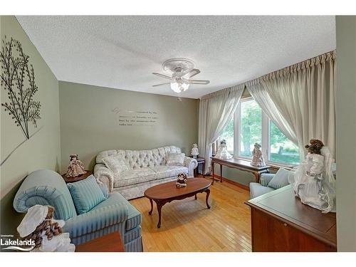 6580 Line 2 North, Midland, ON - Indoor Photo Showing Living Room